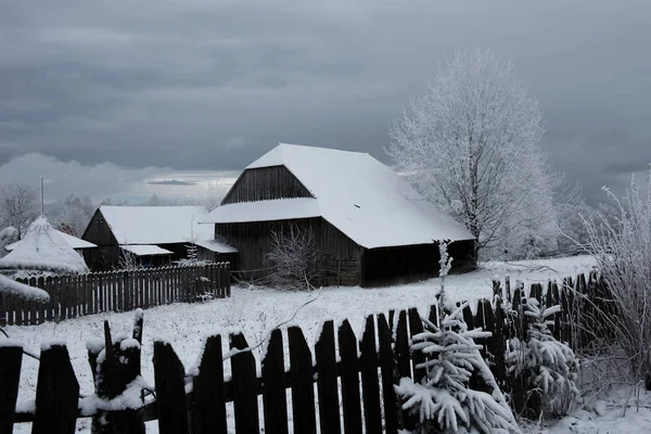 Hóval borított fa Hütte — Stock Fotó