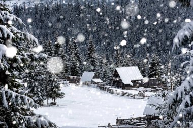 Kar kaplı dağ ahşap kabin