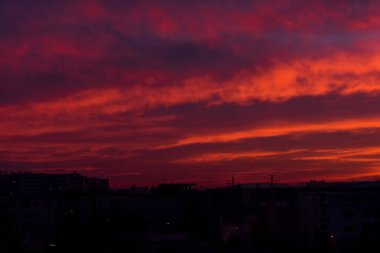 Şehirde gün doğumu