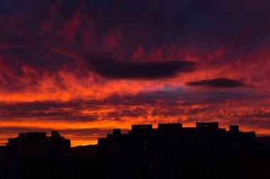 Şehirde gün doğumu