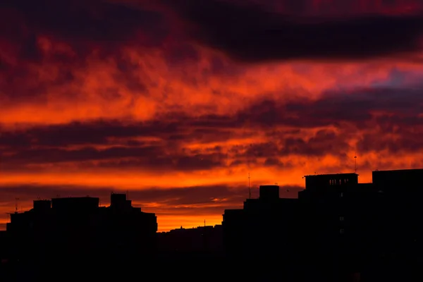 Восход солнца в городе — стоковое фото