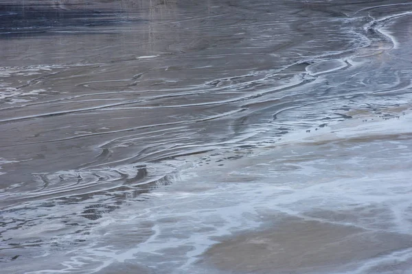 Verschmutzung eines Sees mit kontaminiertem Wasser aus einer Kupfermine — Stockfoto