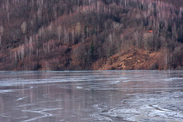 Inquinamento di un lago con acqua contaminata proveniente da una miniera di rame — Foto Stock