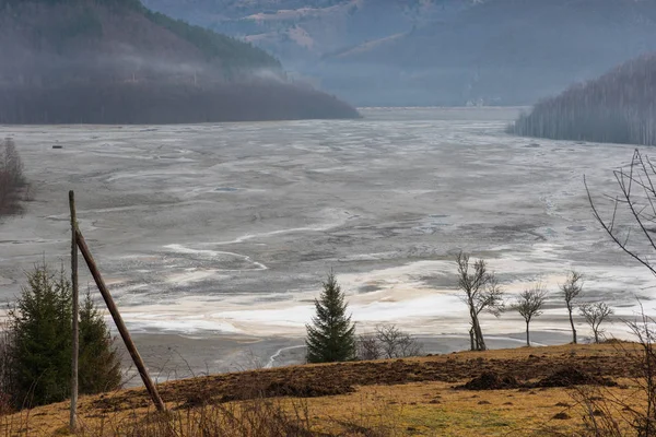 Poluição de um lago com água contaminada de uma mina de cobre — Fotografia de Stock