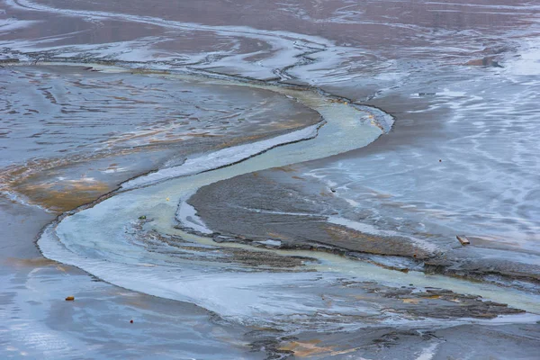 Verschmutzung eines Sees mit kontaminiertem Wasser aus einer Kupfermine — Stockfoto