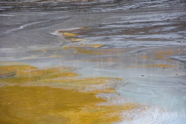 Verschmutzung eines Sees mit kontaminiertem Wasser aus einer Kupfermine — Stockfoto