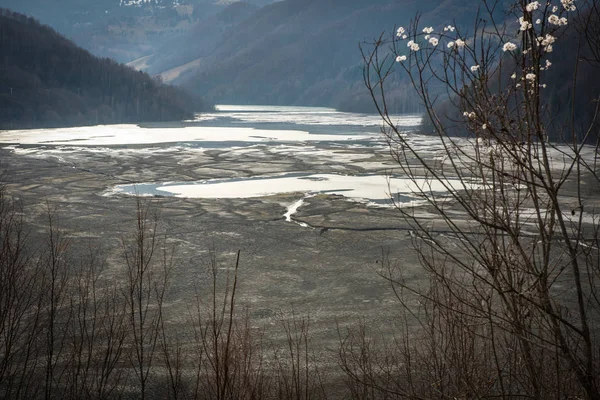 Inquinamento di un lago con acqua contaminata proveniente da una miniera di rame — Foto Stock