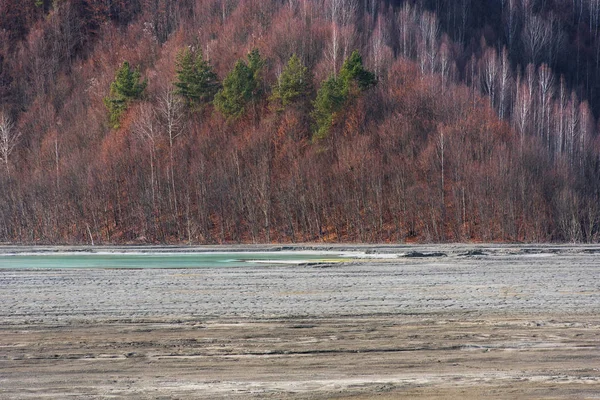 Znečištění z jezera s kontaminovanou vodou z měděného dolu — Stock fotografie