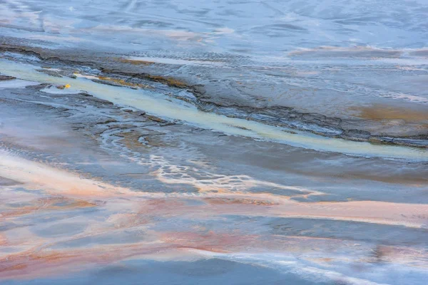 Verschmutzung eines Sees mit kontaminiertem Wasser aus einer Kupfermine — Stockfoto