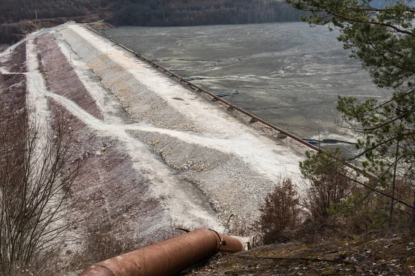 Barrière du lac des déchets. Résidus d'exploitation des mines contaminées — Photo