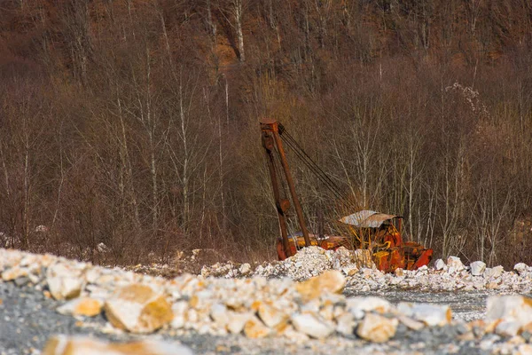 Old broken abandoned rusty excavator in a quarry — Stock Photo, Image