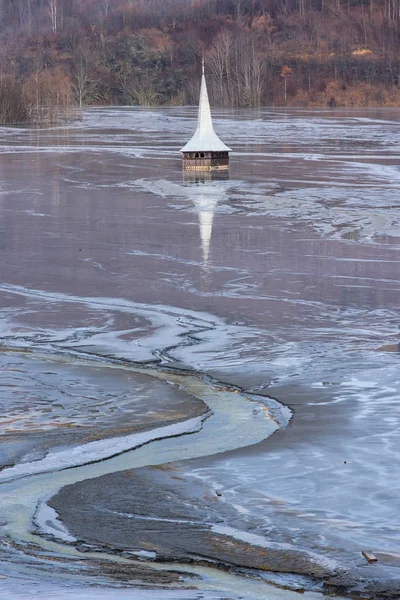 Iglesia ahogada en el lago Geamana cerca de la mina de oro —  Fotos de Stock