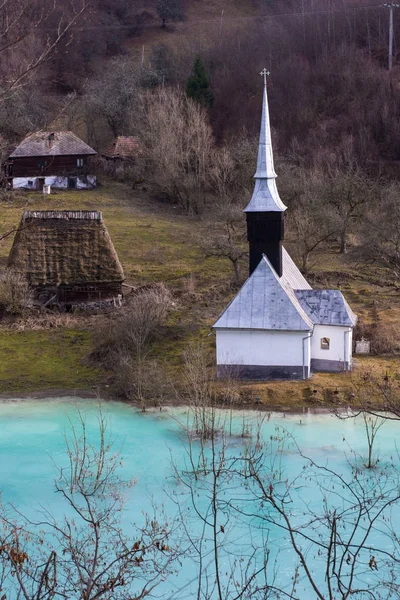 Ortodoks Kilisesi ve batık mezarlığı. Siyanür po ile atık Gölü — Stok fotoğraf