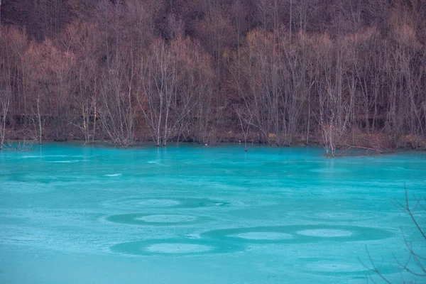 Turquoise waste lake contaminated with mining residuals in Geama — Stock Photo, Image