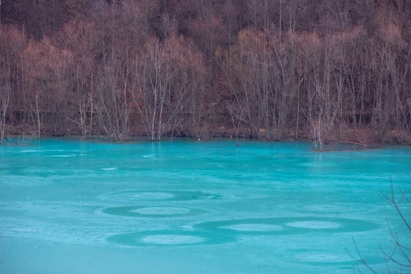 Turquoise afval meer verontreinigd met mijnbouw storingswaarden in Geama — Stockfoto