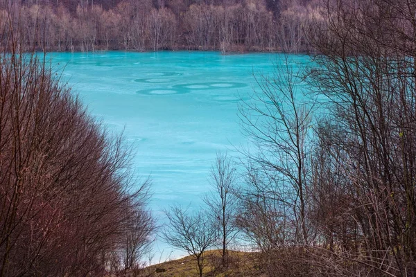 Lago de resíduos turquesa contaminado com resíduos de mineração em Geama — Fotografia de Stock