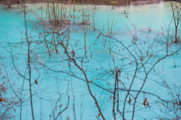 Lago dei rifiuti turchesi contaminato da residui minerari a Geama — Foto Stock