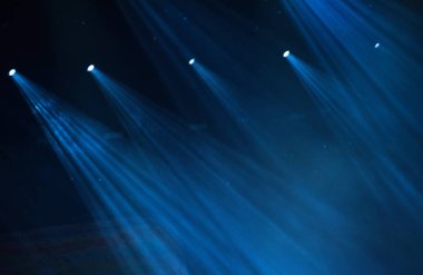 Mavi sahne ışıkları