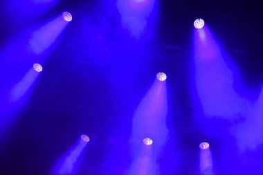 Mavi sahne ışıkları