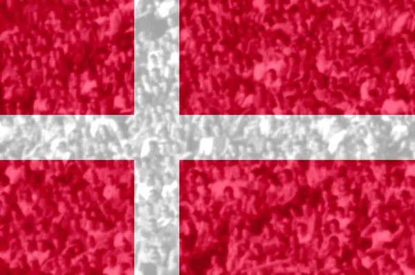 Fani piłki nożnej z mieszania flaga Danii — Zdjęcie stockowe