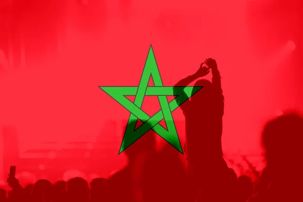 Οπαδοί του ποδοσφαίρου με ανάμειξη Μαρόκο σημαία — Φωτογραφία Αρχείου