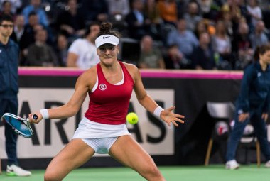 Profesyonel kadın tenisçi bir oyun oynuyor