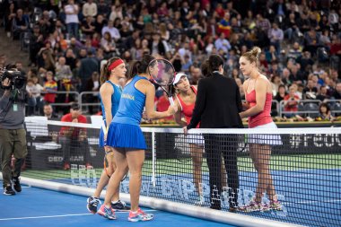 Bir çift kişilik maç oynayan Tenis oyuncular