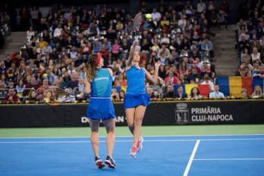 Bir çift kişilik maç oynayan Tenis oyuncular