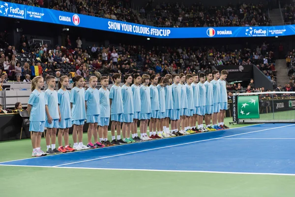 Tennis boll pojkar och flickor under öppningsceremonin — Stockfoto