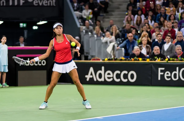 Jugadora profesional de tenis jugando un partido — Foto de Stock