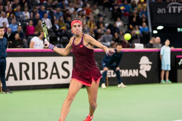 Jugadora de tenis mujer golpeando la pelota — Foto de Stock