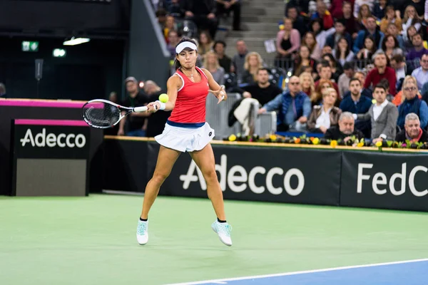 Bir maç oynayan profesyonel kadın tenisçi