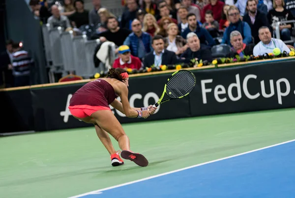 Vrouw tennisser raken van de bal — Stockfoto