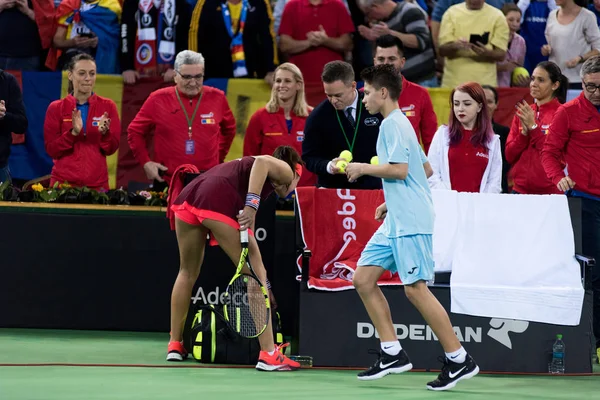 Vrouw tennisser voorbereiden op het spel — Stockfoto