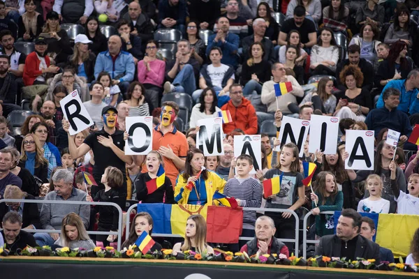 Tennis supportrar, fans applåderar i tribune — Stockfoto