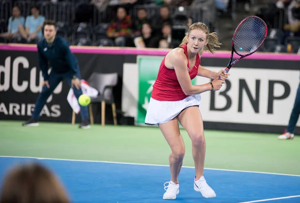 Vrouw tennisser raken van de bal met racket — Stockfoto