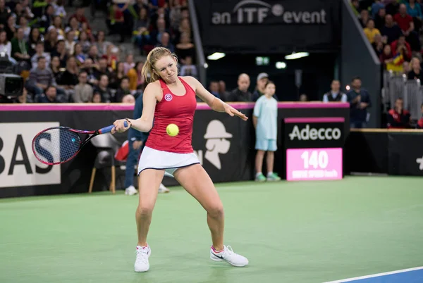 Jugadora de tenis mujer golpeando la pelota con raqueta — Foto de Stock
