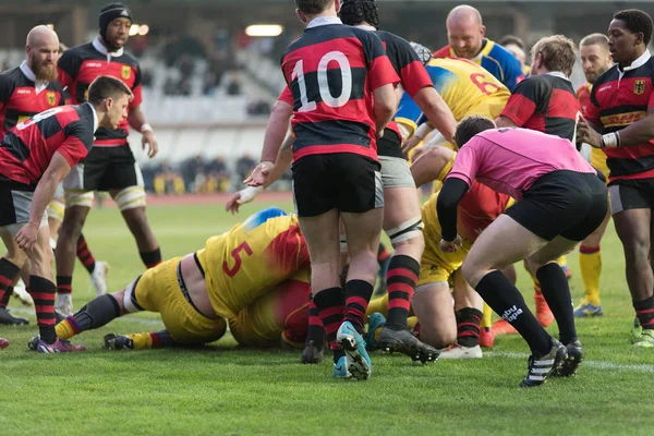 Les joueurs de rugby en action — Photo