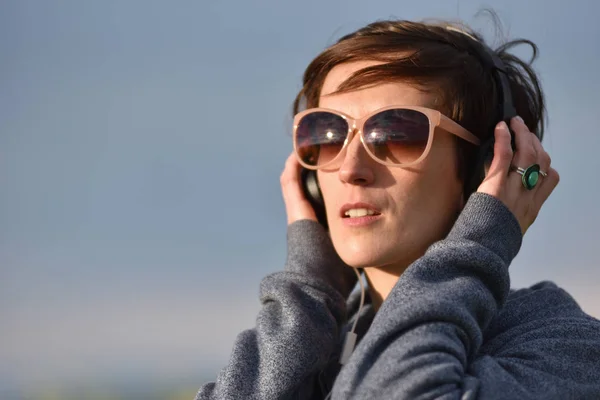 Girl listening to music in the outdoors — Stock Photo, Image