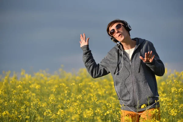 Meisje, luisteren naar muziek in de buitenlucht — Stockfoto