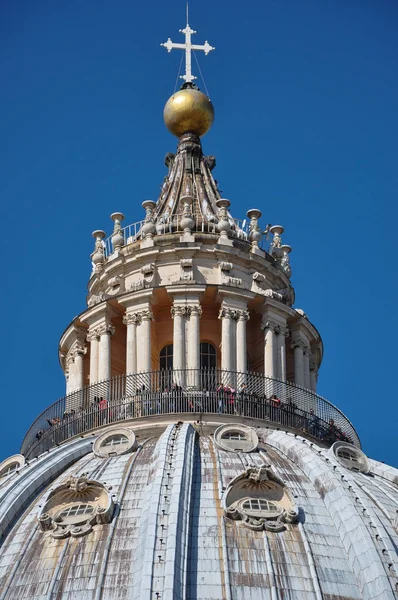 Turistas visitando la cúpula de la basílica de San Pedro en Va — Foto de Stock