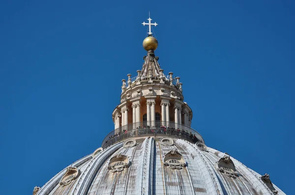 A turisták a kupola a Szent Péter-bazilika, a Va — Stock Fotó