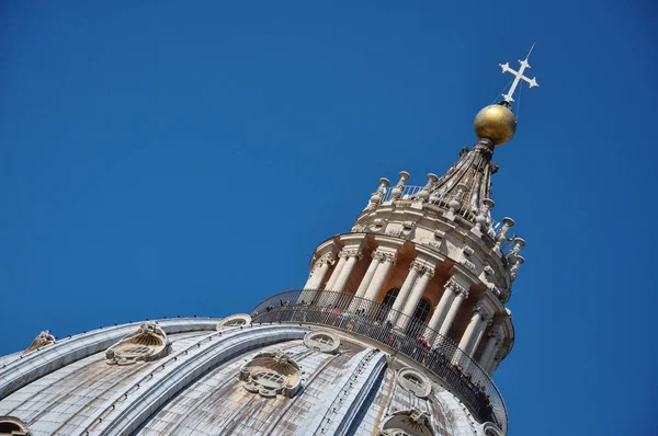 Wisatawan mengunjungi cupola Basilika Santo Petrus di Va — Stok Foto
