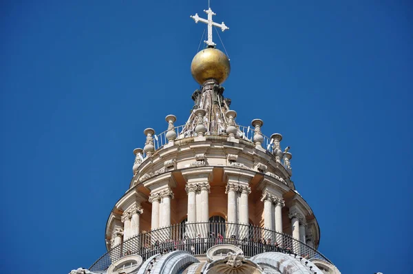 Saint Peter's basilica VA kubbe gelen turist — Stok fotoğraf