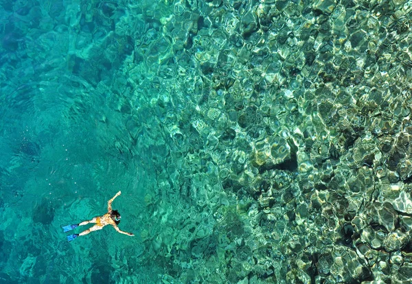 Mujer buceando en agua de mar. Vista aérea —  Fotos de Stock