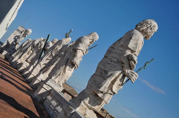 Statyer av apostlarna. Peterskyrkan, Vatikanen — Stockfoto