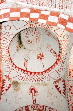 Freskler ve duvar resimleri bir mağara kilise içinde