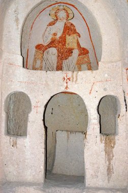 Freskler ve duvar resimleri bir mağara kilise içinde