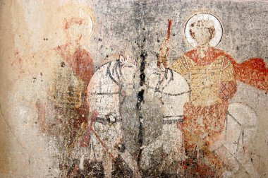 Freskler ve duvar resimleri bir mağara kilise içinde
