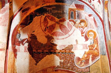 Freskler ve duvar resimleri bir mağara kilise içinde